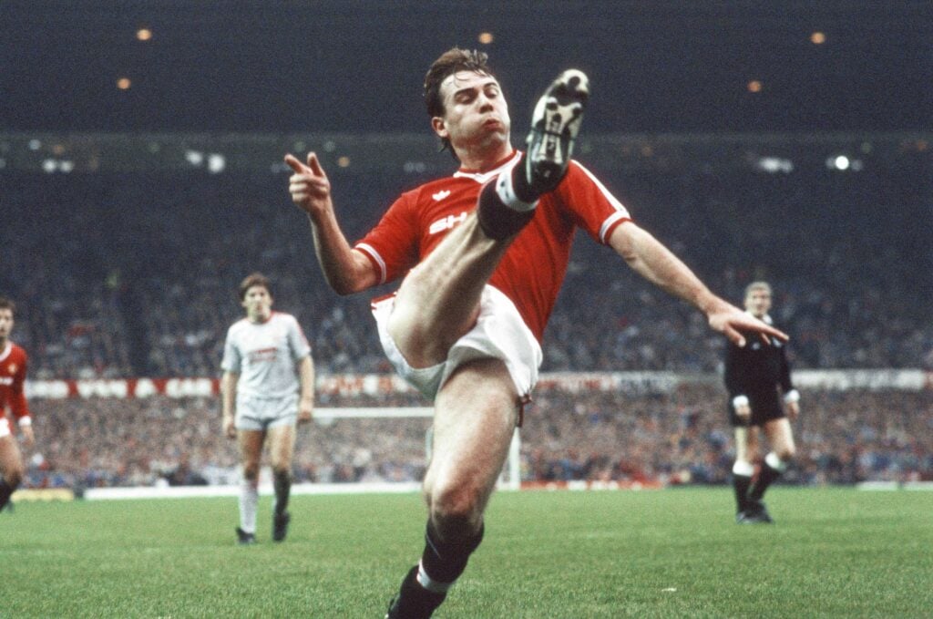 Brian McClair jogando contra o Liverpool em 1987