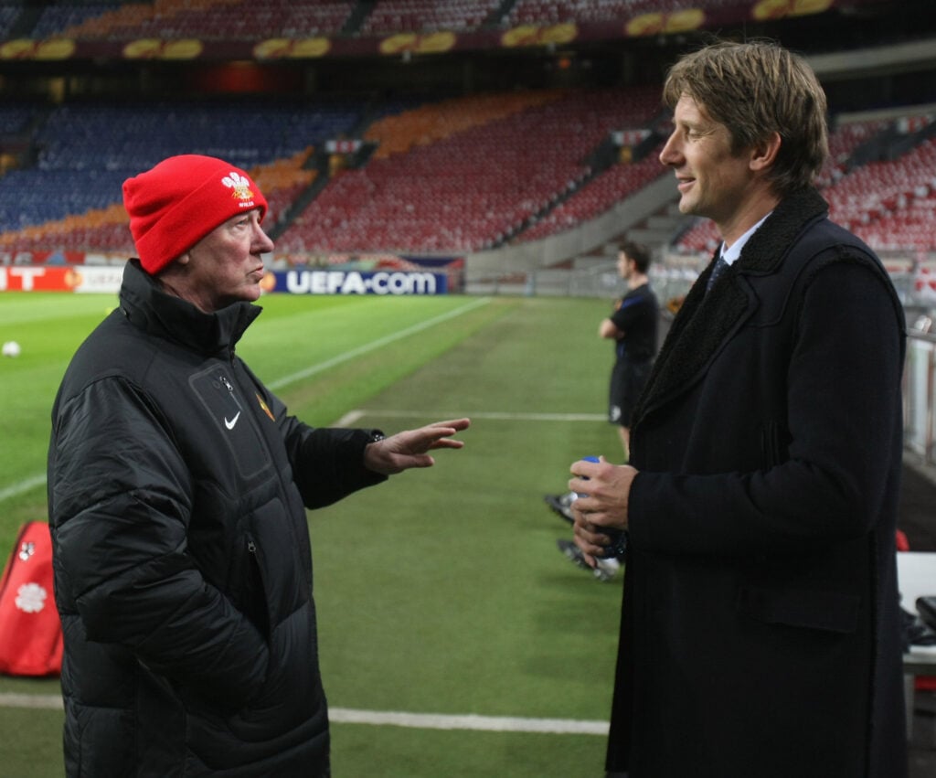 O técnico Sir Alex Ferguson, do Manchester United, conversa com o ex-goleiro Edwin van der Sar em um treino da equipe principal antes do jogo da UEFA Europa League entre Manchester United e Ajax, em 15 de fevereiro de 2012, em Amsterdã, Holanda.