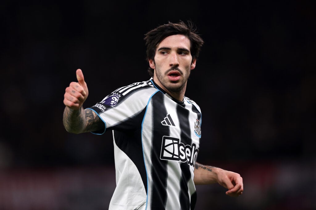Sandro Tonali jogando contra o Manchester United