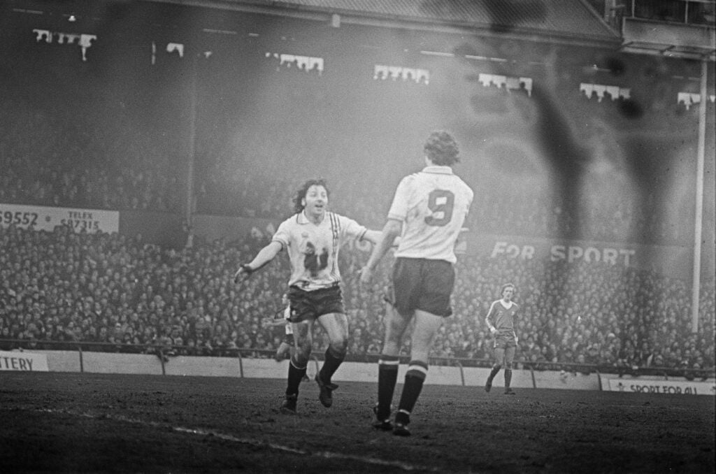 Mickey Thomas comemora contra o Middlesbrough