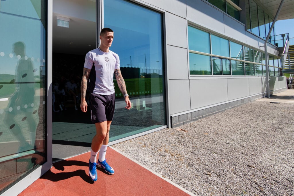 Benjamin Sesko saindo para treinar em Carrington sob o sol