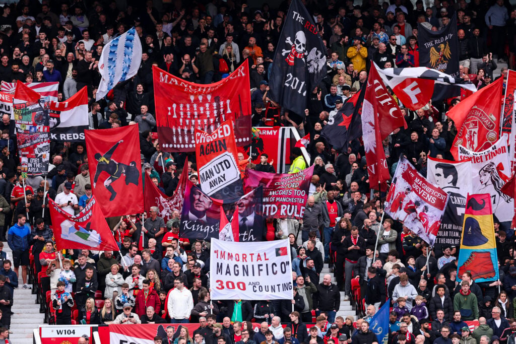 Bandeiras do Manchester United no Stretford End