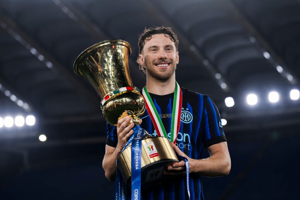 Carlos Augusto do FC Internazionale segura o troféu