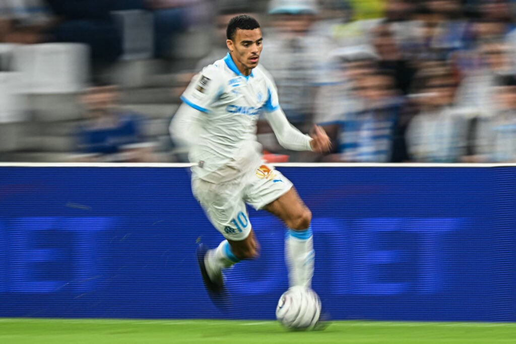 Mason Greenwood correndo com a bola em alta velocidade para o Marselha