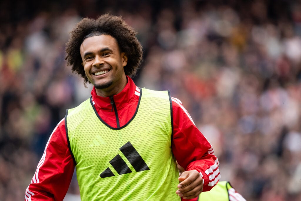 Joshua Zirkzee se aquece contra o Nottingham Forest