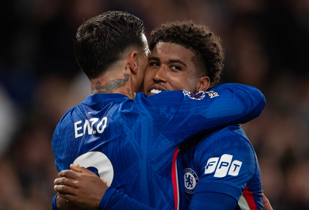 Andrey Santos abraça Enzo Fernandez, companheiro de Chelsea