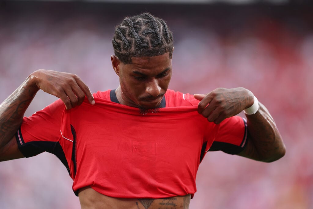 Marcus Rashford levanta a camisa contra o Panamá
