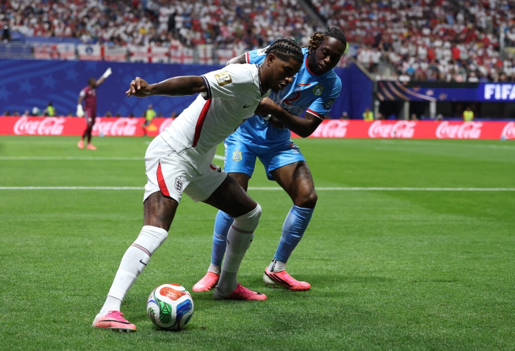 Marcus Rashford protege a bola de Aaron Wan-Bissaka