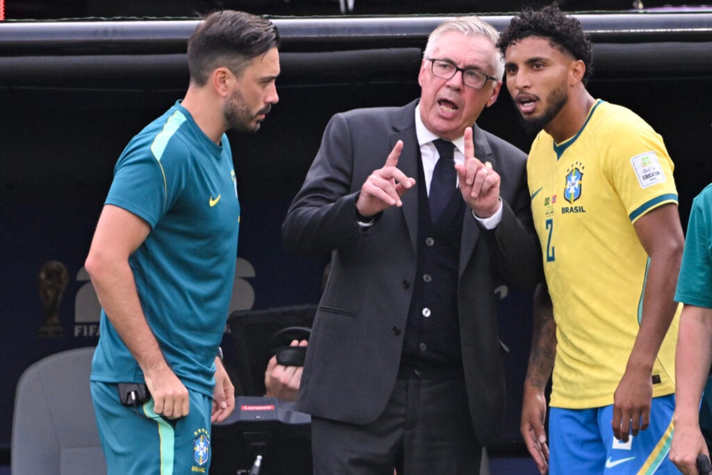 Carlo Ancelotti dá instruções a Ederson na linha lateral