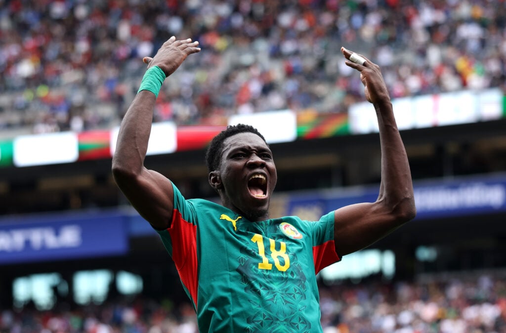 Ismaila Sarr comemora contra a Bélgica