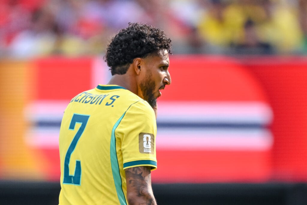 Ederson, do Brasil, observa durante a partida das oitavas de final da Copa do Mundo FIFA 2026 entre Brasil e Noruega, no New York New Jersey Stadium, em 5 de julho de 2026, em East Rutherford, Estados Unidos.
