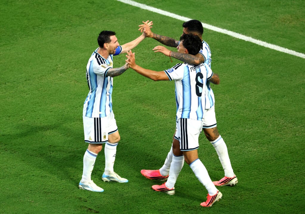 Lionel Messi e Lisandro Martinez comemoram contra Cabo Verde