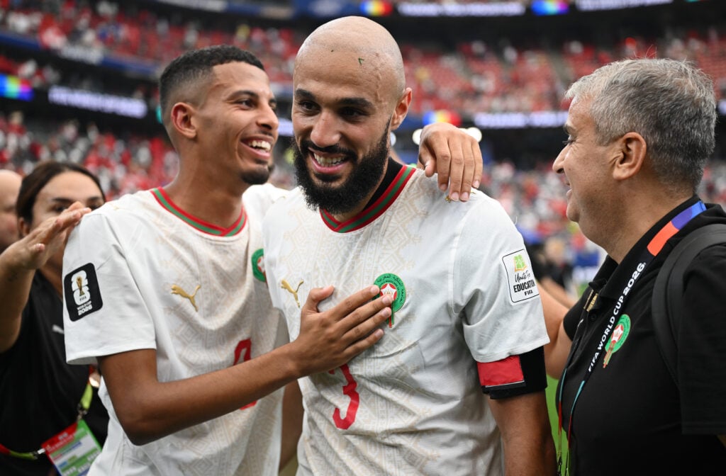 Noussair Mazraoui comemora após vitória sobre o Canadá