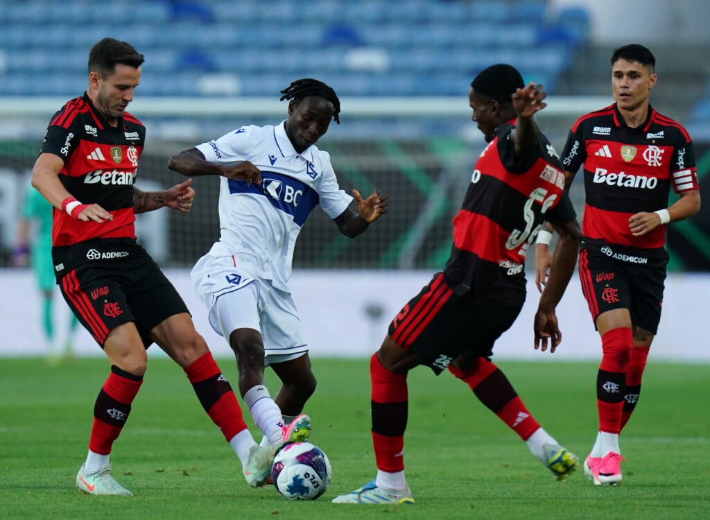 Sekou Kone do FC Lausanne com Saul Niguez do CF Flamengo e Evertton Araujo do CF Flamengo em ação durante o amistoso de pré-temporada entre CF Flamengo e FC Lausanne no Estádio Algarve em 8 de julho de 2026