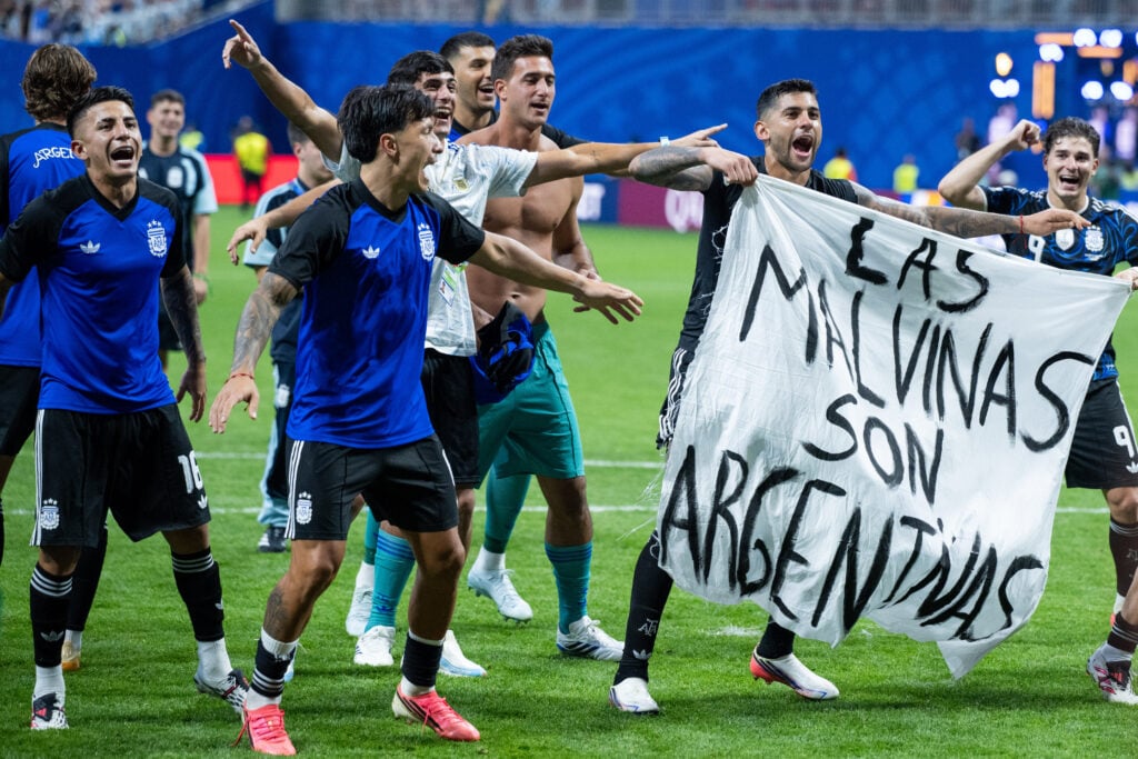 Lisandro Martinez with Malvinas