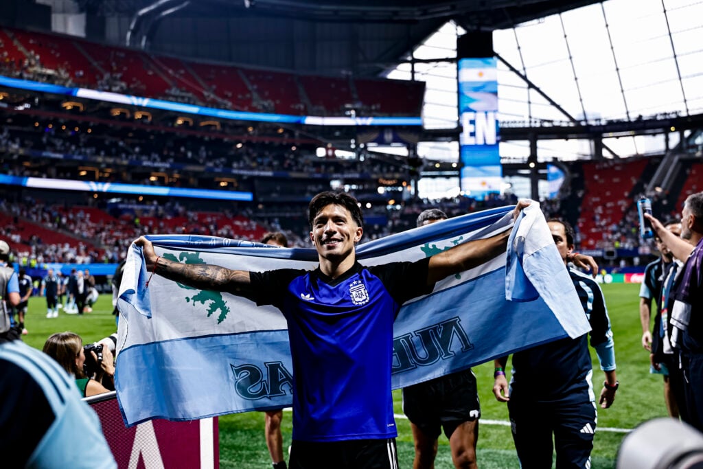 Lisandro Martinez with Argentina flag after beating England