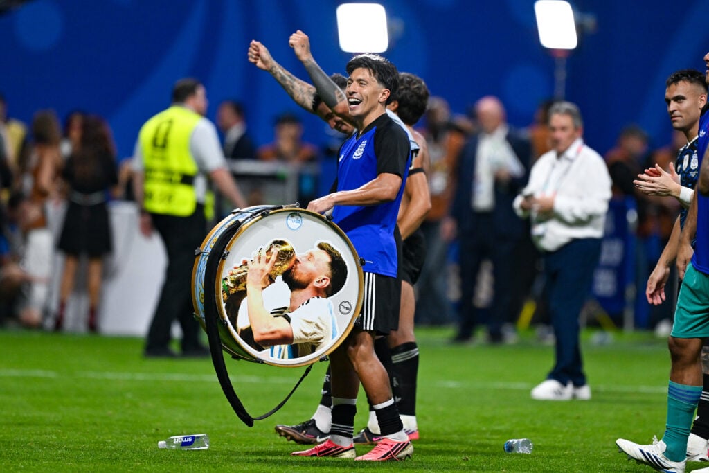 Lisandro Martinez banging Lionel Messi drum