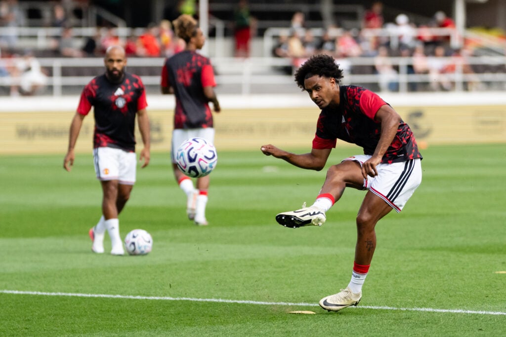 Joshua Zirkzee warms up in Helsinki