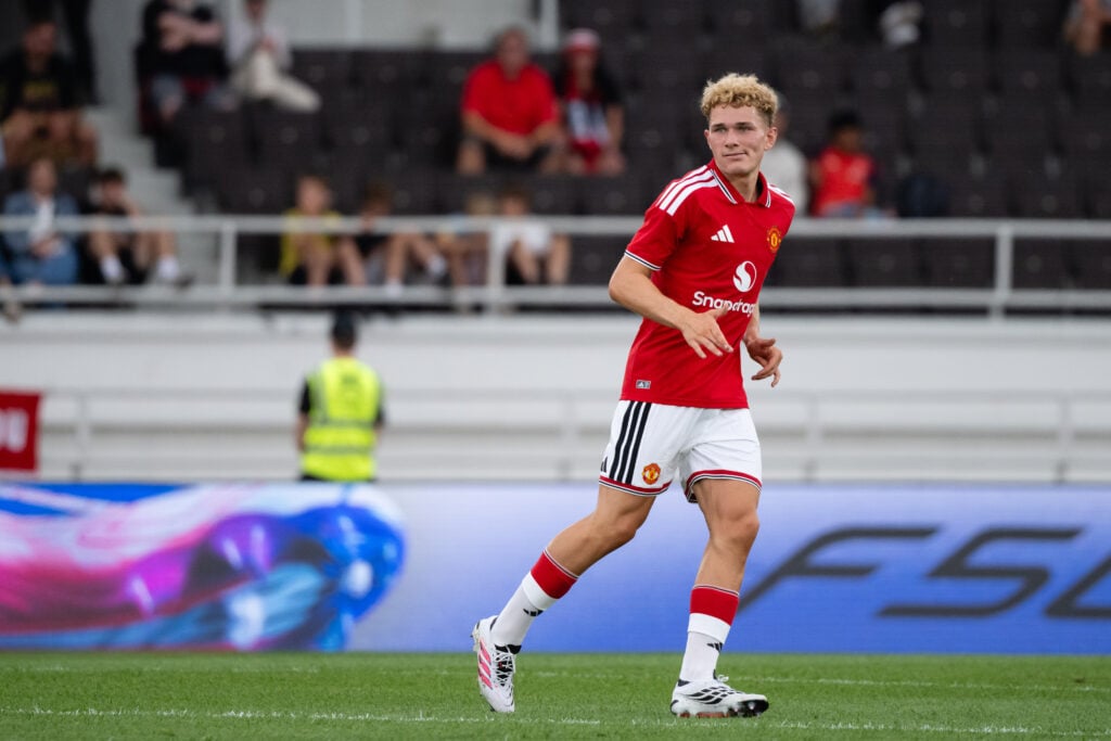 Jacob Devaney jogando como zagueiro contra o Wrexham em Helsinque