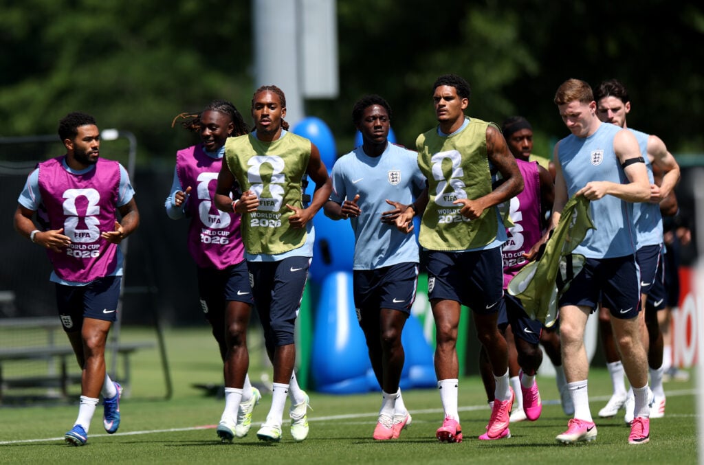 Kobbie Mainoo treinando com a Inglaterra