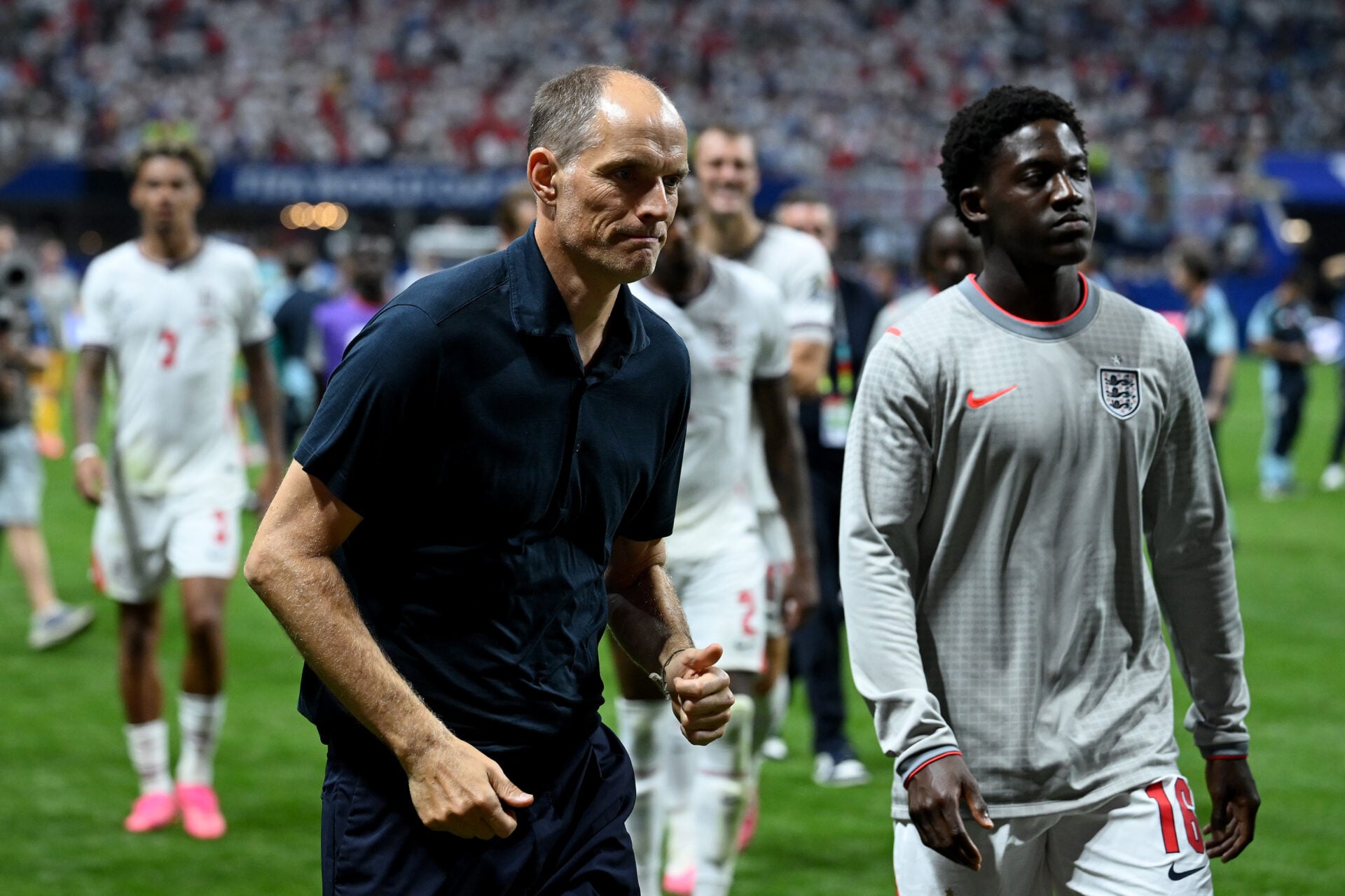 Os torcedores do Manchester United reagem ao tratamento dado por Thomas Tuchel a Kobe Maino na Copa do Mundo.