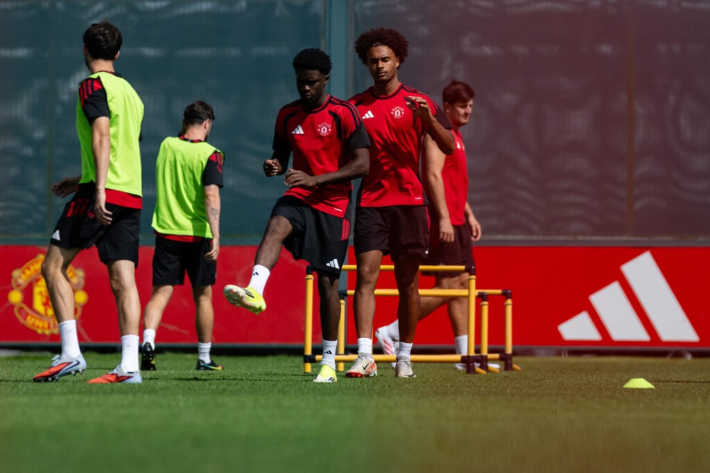 Joshua Zirkzee training with his teammates