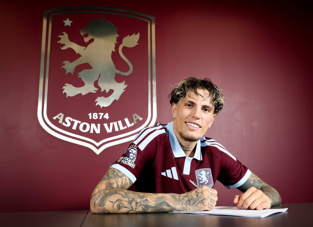 Alejandro Garnacho, do Aston Villa, posa para uma foto no campo de treinamento Bodymoor Heath em 23 de julho de 2026 em Birmingham, Inglaterra.