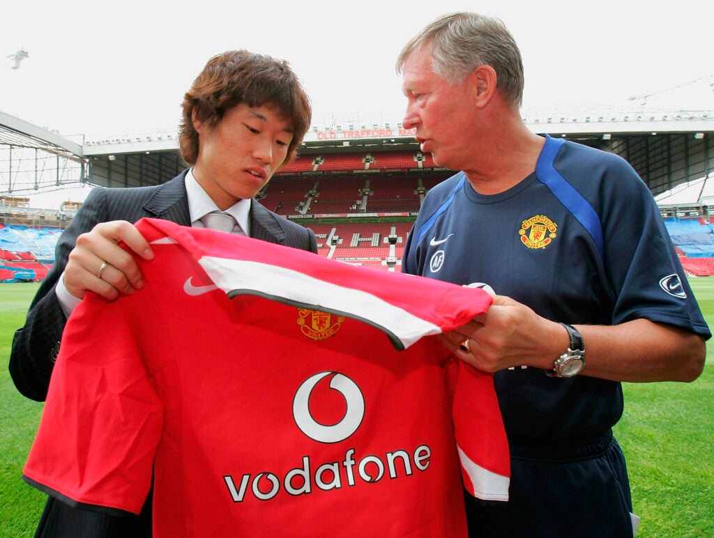 Sir Alex Ferguson com a nova contratação Ji-sung Park
