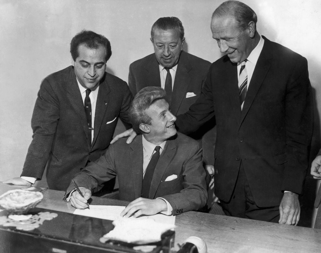 Denis Law assina pelo Manchester United em 1962