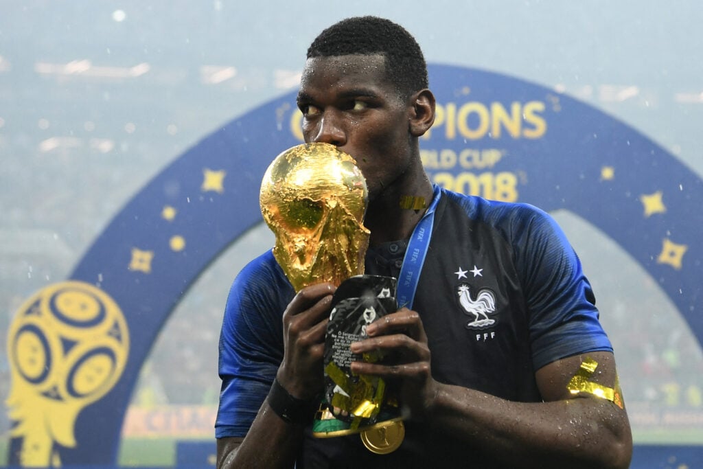 Paul Pogba segurando o troféu da Copa do Mundo de 2018